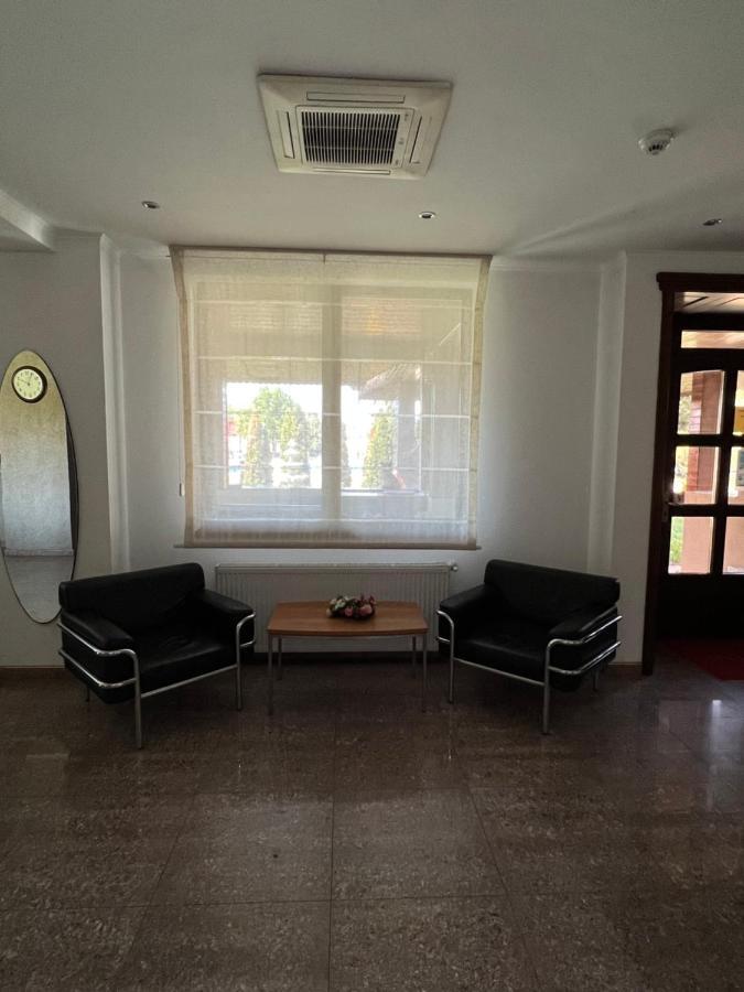 Hotel Doi Taurasi Afumati Exterior photo