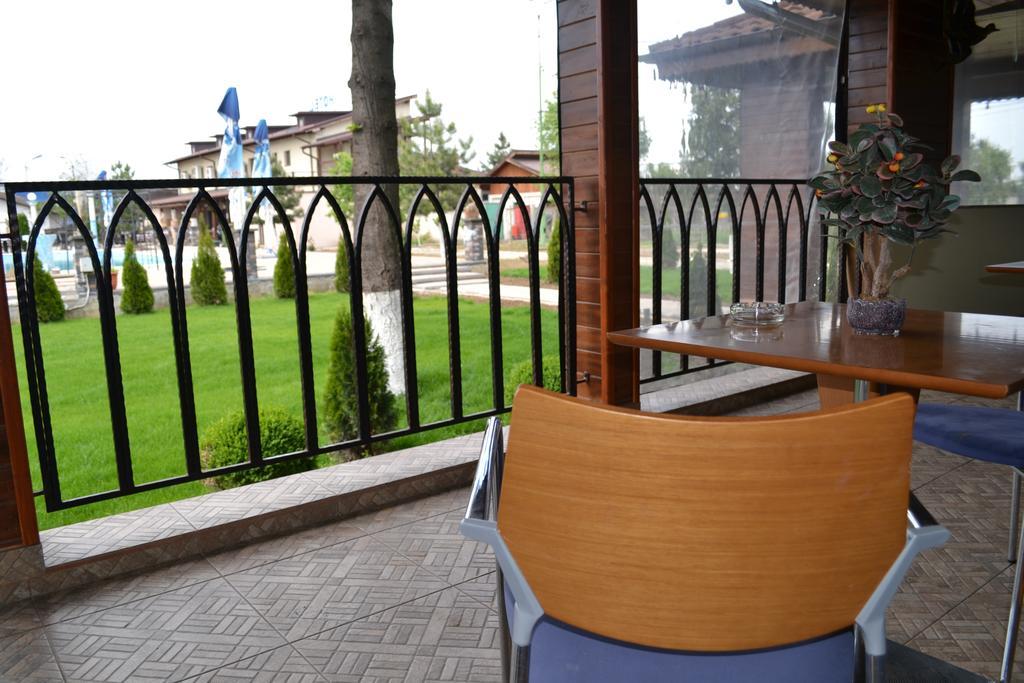 Hotel Doi Taurasi Afumati Exterior photo